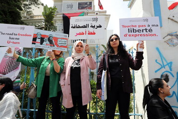 Una protesta per la libertà di stampa in Tunisia